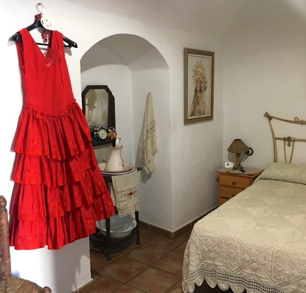 Guadix cave-house bedroom